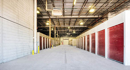 StorageMart on Shermer Road in Northbrook Drive-through Loading Bay